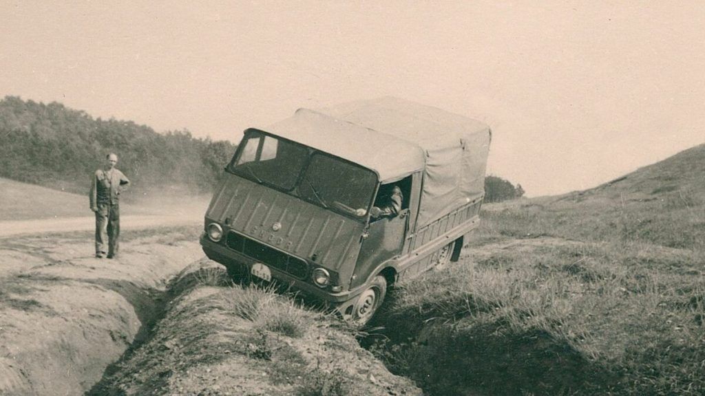 Bár a terepen végzett teszteken meggyőző volt a Škoda Typ 998 Agromobil nevű jármű, végül nem került gyártásba