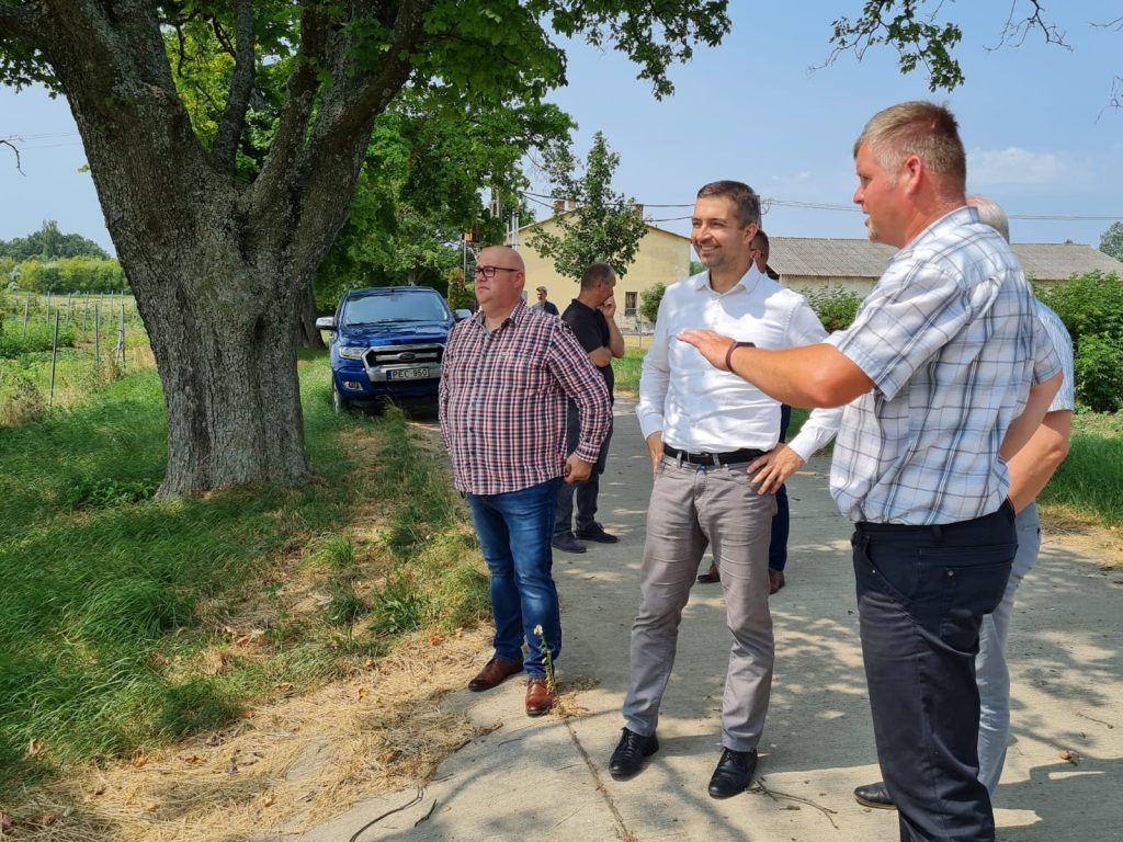 A Magyar Agrár- és Élettudományi Egyetem fertődi kutatóállomásán a bogyós gyümölcs szaporítás lehetőségeiről egyeztettek a szakemberek Dr. Feldman Zsolt mezőgazdaságért és vidékfejlesztésért felelős államtitkárral - Fotó: FB, Digitális Agrárakadémia
