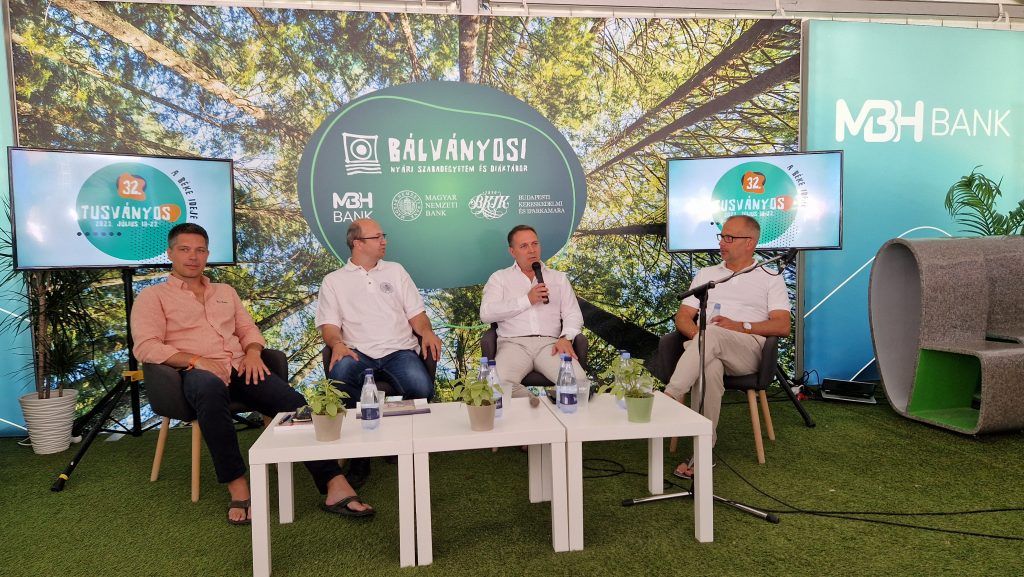 Dr. Balog Ádám, a Budapesti Kereskedelmi és Iparkamara (BKIK) általános alelnöke, Szabó Levente, az MBH Bank egyedi kiszolgálásért felelős üzleti vezérigazgató-helyettese és Kolozsi Pál Péter, a Magyar Nemzeti Bank jegybanki eszköztárért, devizatartalékért és kockázatkezelésért felelős igazgatója beszélgetett az elkövetkező 10 év legfontosabb gazdasági kihívásairól