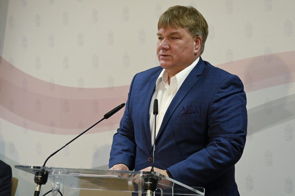 Dr. Szűcs Lajos, a MOHOSZ elnöke a beszámoló átadására szervezett sajtótájékoztatón