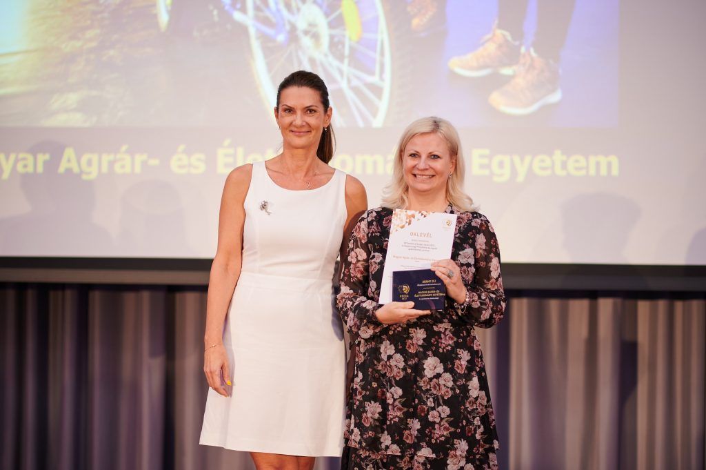 A magyarországi kommunikációs szakma egyik legjelentősebb elismerése, a PREXA – PR Excellence Hungary Award Általános hírnévmenedzsment kategóriájának aranydíját nyerte el a Magyar Agrár- és Élettudományi Egyetem, a MATE képviseletében Pusztay Gabriella, az intézmény médiaközpontjának vezetője (jobbra) vette át