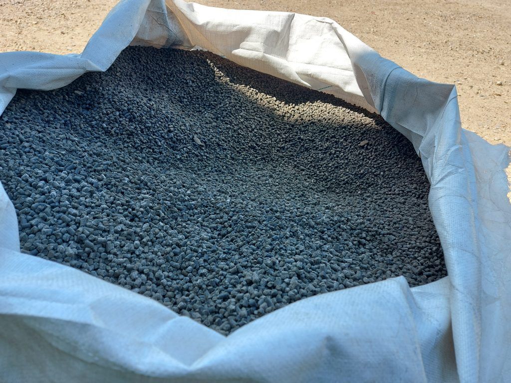 A kész, zsákba kiszerelt pellet műtrágya, amelyet szennyvíz újrahasznosításával állítottak elő - Fotó: Magro.hu, CSZS, Billesholm