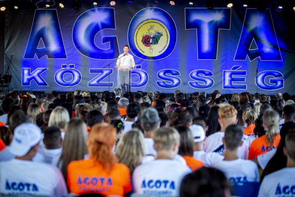 Fülöp Attila, a Belügyminisztérium gondoskodáspolitikáért felelős államtitkára beszédet mond az Állami Gondozottak Országos Találkozóján, az ÁGOTA (Állami Gondoskodásban Élő és Veszélyeztetett Fiatalok Támogatásáért Alapítvány) és a Szeged-Csanádi Egyházmegye Szent Ágota Gyermekvédelmi Szolgáltatója rendezvényén a Bács-Kiskun vármegyei Tasson 2023. július 22-én. MTI/Ujvári Sándor