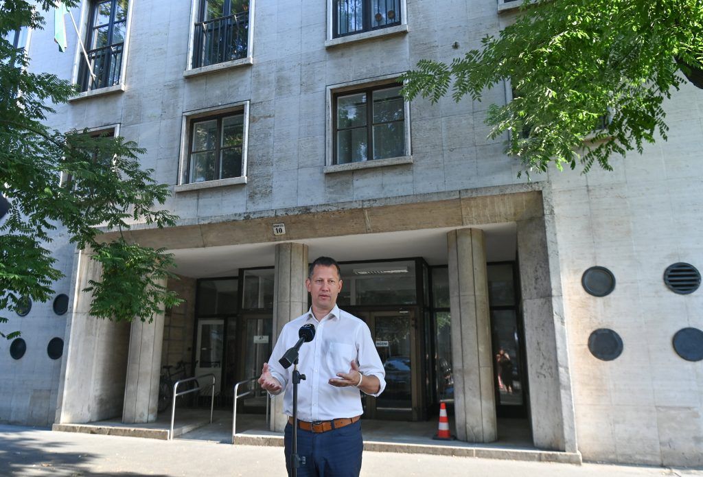 Fülöp Attila, a Belügyminisztérium gondoskodáspolitikáért felelős államtitkára nyilatkozik a sajtónak a minisztérium Báthory utcai épülete előtt 2023. július 10-én - a Családi portaprogram a növénytermesztésben és az állattenyésztésben is tud segíteni - MTI/Bruzák Noémi