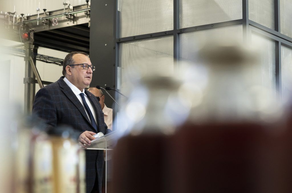 Bíró Csaba ügyvezető beszédet mond az Agricolae Kft. üzemében Jánkmajtison 2023. június 20-án - MTI/Balázs Attila