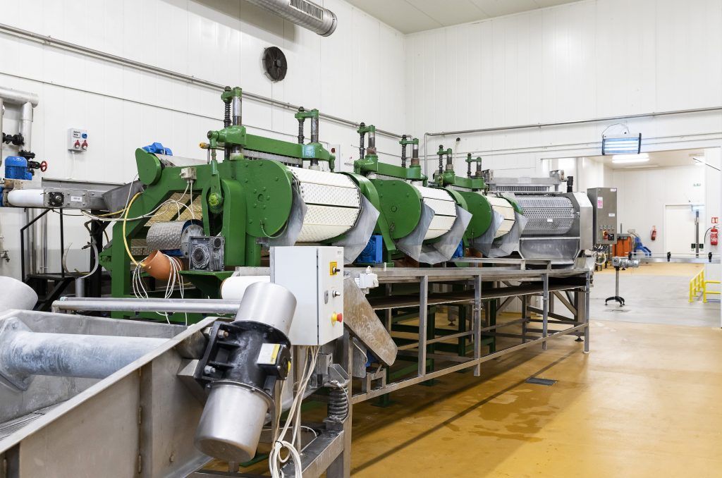 Gyümölcsfeldolgozó-gépek az Agricolae Kft. üzemében Jánkmajtison 2023. június 20-án. A cég több mint 960 millió forint magyar és európai uniós támogatással fejlesztette gyümölcs feldolgozási rendszerét - MTI/Balázs Attila