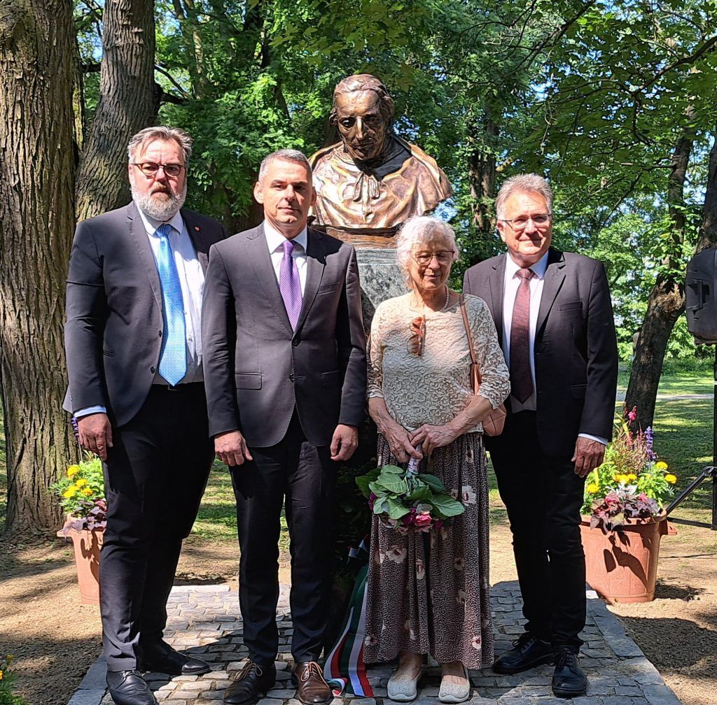 Mitterpacher Lajos szobra előtt balról jobbra L. Simon László, a Magyar Nemzeti Múzeum főigazgatója, Dr. Gyuricza Csaba, a MATE rektora, Lantos Györgyi szobrász- és üvegművész valamint Vécsey László magyar építőmérnök, politikus
