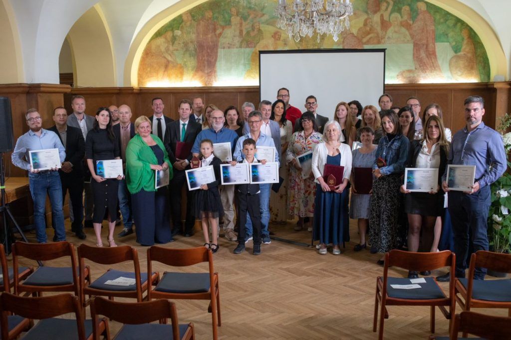 A Magyar Agrár- és Élettudományi Egyetem Körforgásos Gazdaság Elemző Központjának szervezésében idén rendezték meg az első Zöldinnovációs és Energiahatékonysági Expó programot a Pest vármegyei Gödöllőn, a képen a díjazottak és a szervezők egy része