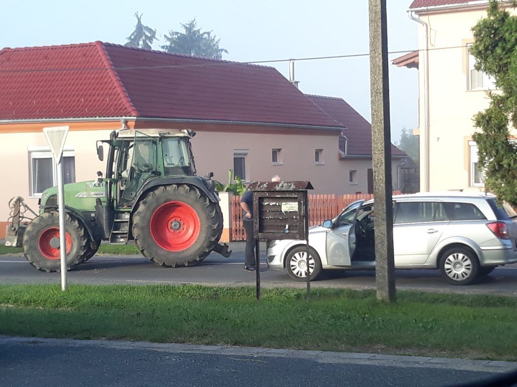 Ittas járművezetés gyanúja miatt állítottak elő a rendőrök a Békés vármegyei Orosháza város külterületéről egy traktorvezető férfit. Szünetre kényszerül a vezetésben innentől - Fotó: CSZS, Magro.hu, Oszkó, Vas vármegye, traktor baleset - illusztráció