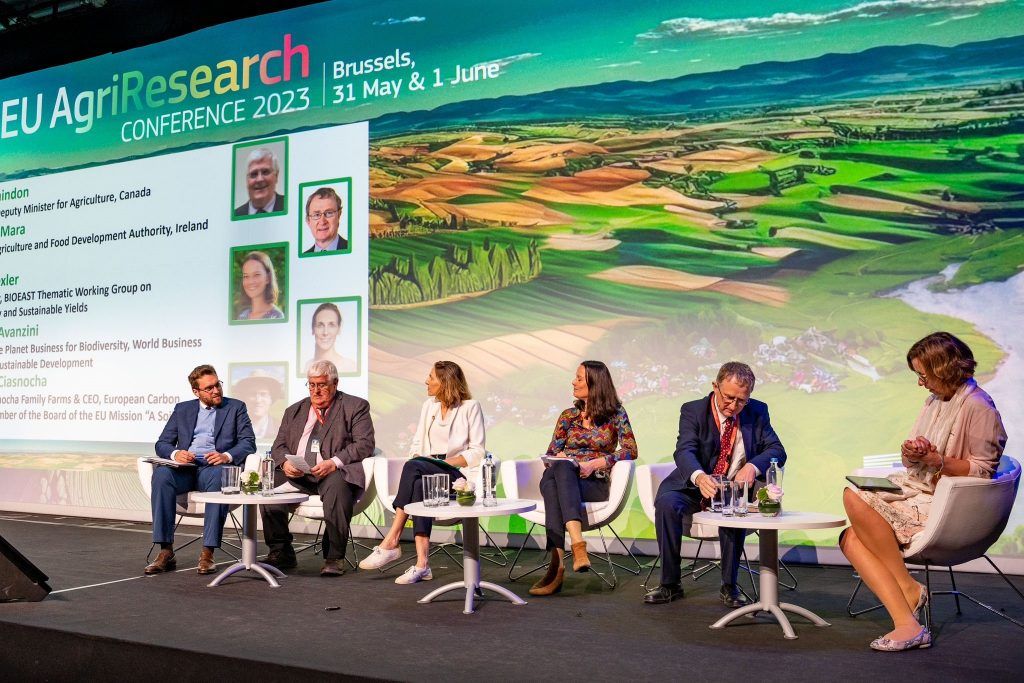 Az erős kutatási és innovációs menetrend által támogatott technológiai, digitális evolúció azonban új távlatokat nyit meg – hangzott el a 2023. évi EU AgriResearch Konferencián. A képen Mateusz Ciasnocha, Gilles Saindon, Stefania Avanzini, Dóra Drexler, Frank O’Mara and Magda Kopczynska – Fotó: 2023 EU AgriResearch Conference