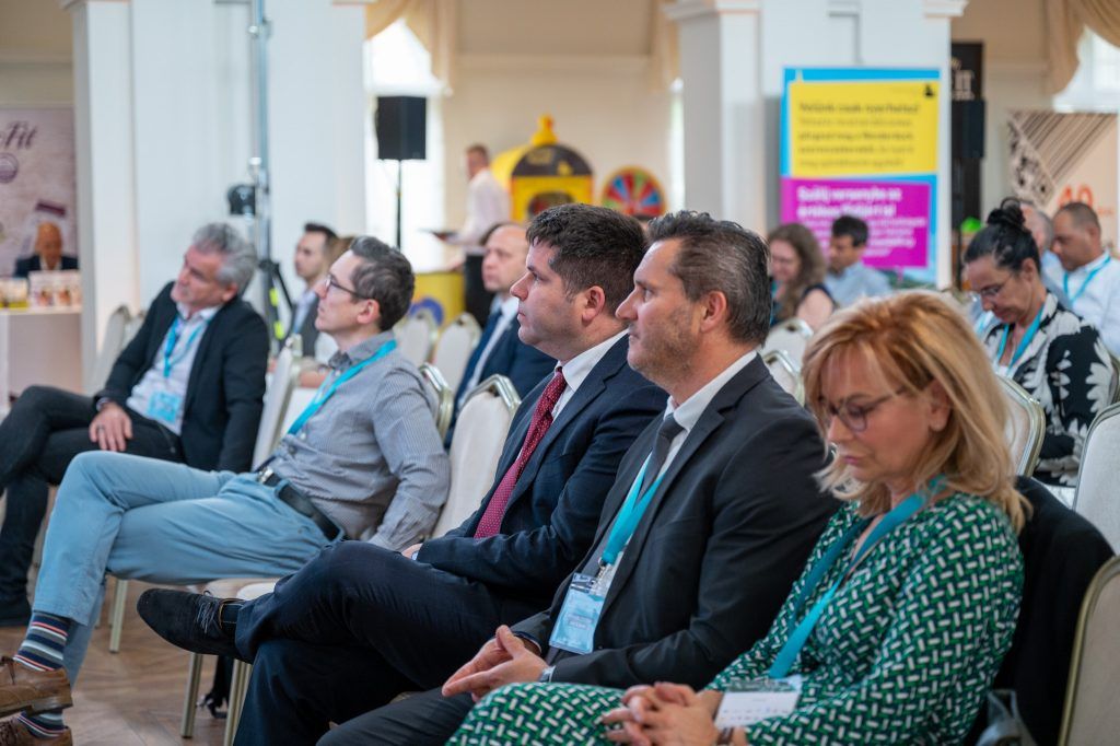 Dr. Nobilis Márton, az Agrárminisztérium élelmiszeriparért és kereskedelempolitikáért felelős államtitkára és a rendezvény első sora - Fotó: FB