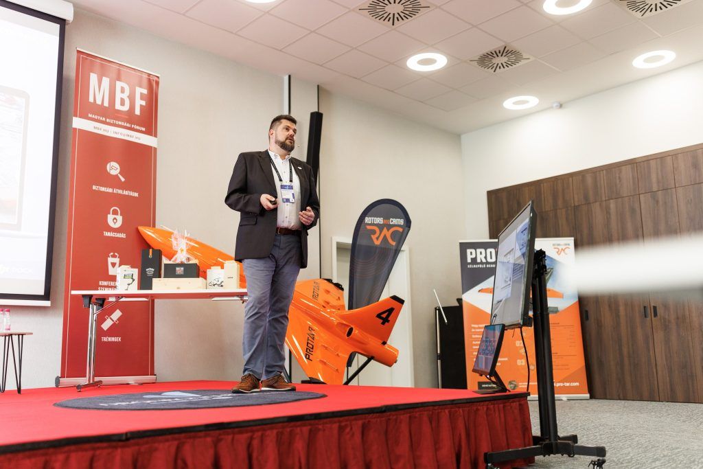 Damak Ferenc, a HRP Europe Kft. szakmai koordinátora és a DJI drónmárkát forgalmazó MyActionCam Kft. ügyvezetője beszél egy drónkonferencián - Fotó: FB