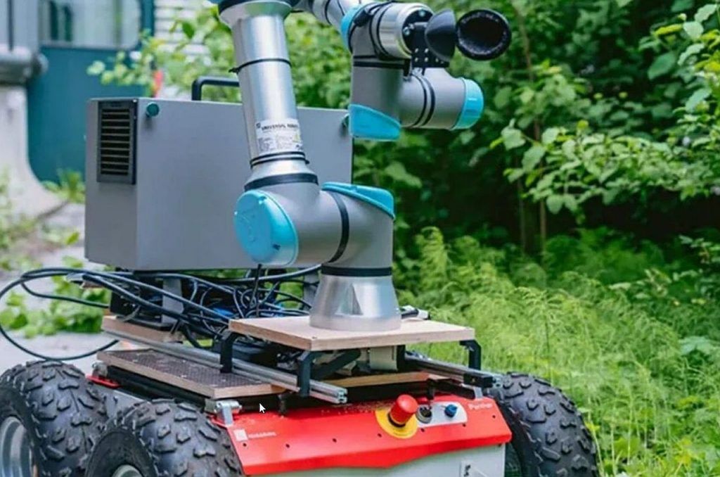 A paradicsomszüretelő robot a svájci EPFL Egyetem tesztberendezésében.