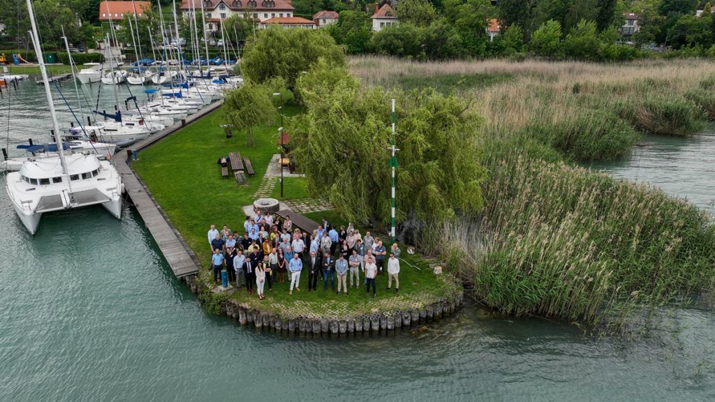 Több konferencia és szakmai program foglalkozik a Balaton vizével Tihanyban, ez a kép a Nemzeti Agykutatási Program (NAP) harmadik támogatási szakaszának (NAP3.0) első konferenciáján készült, illusztráció