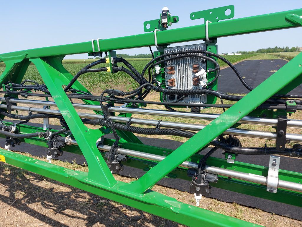 A John Deere 612R önjáró permetező fúvókái, szórókerete és egy érzékelője - Fotó: Magro.hu, CSZS, Nádudvar