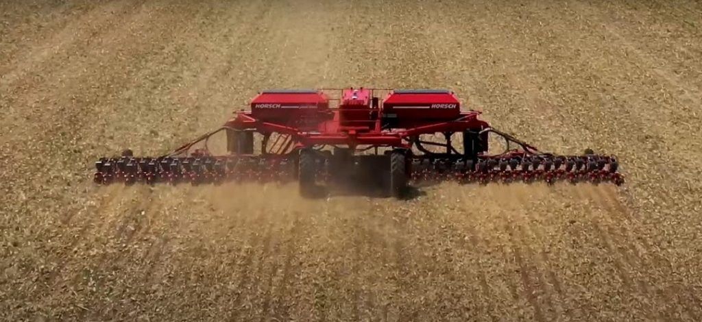 A Horsch RO G 500 központi motoregységgel rendelkezik, amely az ültetési sorok felett helyezkedik el. A vontatás elöl és hátul történik, 11, illetve 4 méteres keréktávolsággal.