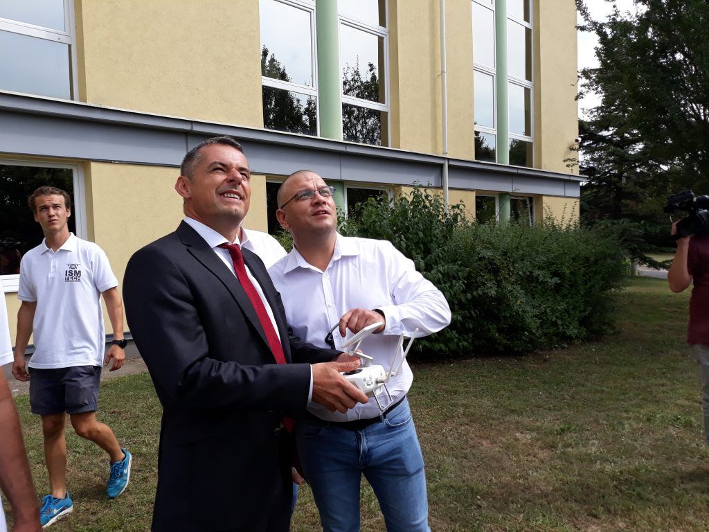 A világ legjobb 100 egyeteme közé került a MATE a THE fenntarthatósági rangsorában - Fotó: Gyuricza Csaba rektor öltönyben drónt irányít, Magro.hu, CSZS, 2019