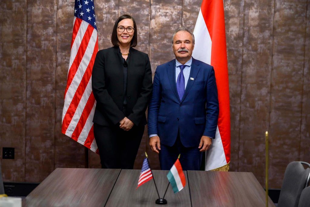 Nagy István agrárminiszter arra emlékeztetett, hogy a szélsőséges időjárás globális kihívások elé állítja hazánkat is, amit egyedül nem tudunk megoldani, ezért számítunk az olyan szövetségesekre, mint az Egyesült Államok. A tárcavezető mellett a képen Alexis Taylor, az Egyesült Államok kereskedelempolitikáért felelős agrárminiszter-helyettes látható