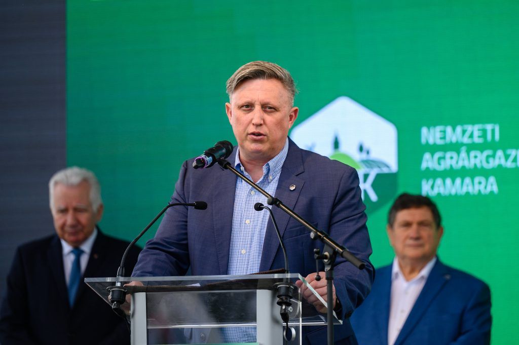Győrffy Balázs, a Nemzeti Agrárgazdasági Kamara elnöke beszédet mond a Szántóföldi Napok és AgrárgépShow kiállítás megnyitóján a Fejér vármegyei Mezőfalván 2023. június 7-én. MTI/Vasvári Tamás