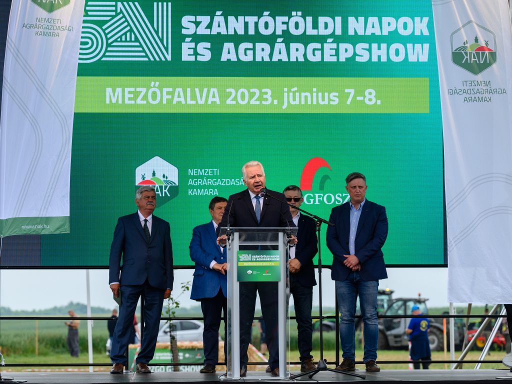 Jakab István, az Országgyűlés alelnöke, a Magyar Gazdakörök és Gazdaszövetkezetek Szövetsége elnöke beszédet mond a Szántóföldi Napok és AgrárgépShow kiállítás megnyitóján a Fejér vármegyei Mezőfalván 2023. június 7-én. MTI/Vasvári Tamás