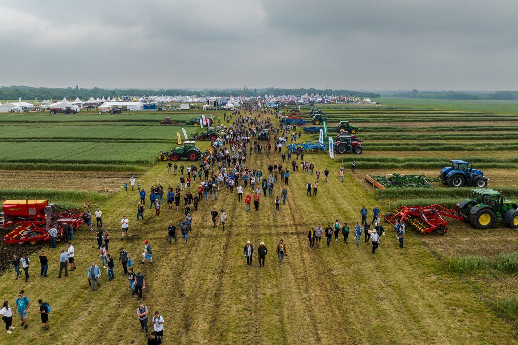 Gépek, ameddig a szem ellát - Fotó: NAK, Lévai Zsolt