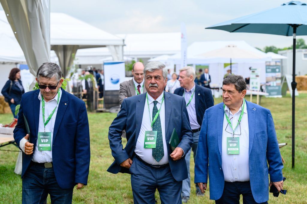 Farkas Sándor, az Agrárminisztérium parlamenti államtitkára (k), Szalai László, a Mezőgazdasági Eszköz- és Gépforgalmazók Országos Szövetségének alelnöke (b) és Zászlós Tibor, a Mezőfalvai Zrt. igazgatója (j) a Szántóföldi Napok és AgrárgépShow kiállítás megnyitóján a Fejér vármegyei Mezőfalván 2023. június 7-én. MTI/Vasvári Tamás