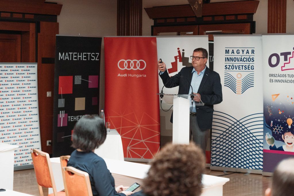 Laufer Tamás alelnök beszámolójában kifejtette, hogy a mesterséges intelligencia térhódítása egyfajta fenyegetettséget, ugyanakkor kihívást is jelent a társadalom számára