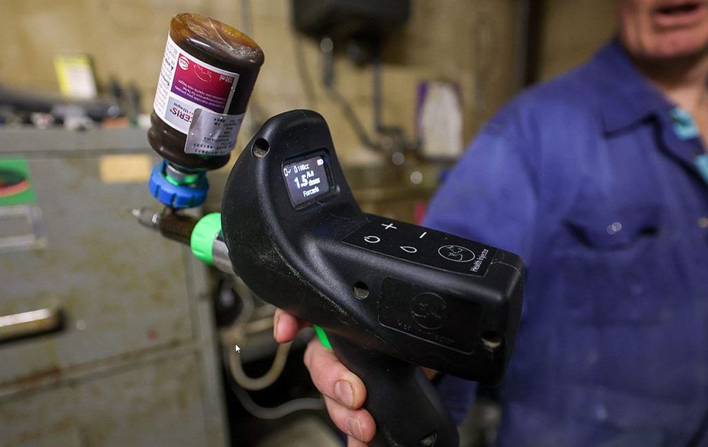 Minden egyes antibiotikumtípushoz automatikusan beállítják az egy állatra beadandó ml-mennyiséget, így lehetetlen túl sokat vagy túl keveset beadni