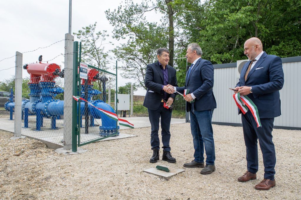Mészáros Lőrinc, a Mészáros-csoport tulajdonosa, Nagy István agrárminiszter és Makai Szabolcs a Talentis Agro Zrt. vezérigazgatója (b-j) átadja a Hársfamajori öntözési közösség öntözőtelepét a Győr-Moson-Sopron vármegyei Újrónafőn 2023. május 18-án. MTI/Krizsán Csaba