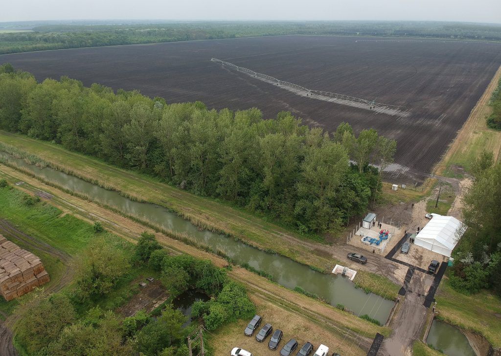 A Szentjánosi-övcsatorna a Győr-Moson-Sopron vármegyei Újrónafő közelében a Hársfamajori öntözési közösség öntözőtelepe (az előtérben) átadásának napján, 2023. május 18-án. MTI/Krizsán Csaba