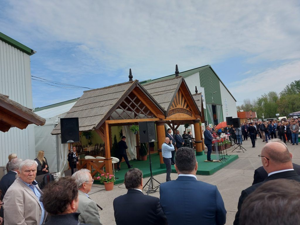 Győrffy Balázs, a NAK elnöke, a módosító javaslat egyik benyújtója beszél az Alföldi Állattenyésztési és Mezőgazda Napok megnyitóján, mellette, mögötte Hódmezővásárhely polgármestere, Márki-Zay Péter. A településen hektáronként tízezer forintos adót kell fizetniük 2023. januártól a négy hektárnál nagyobb földterületek tulajdonosainak - Fotó, Magro.hu, CSZS