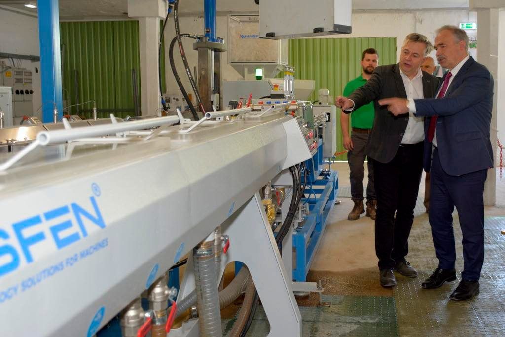 Csepegtető csövet gyártanak a Győr-Moson-Sopron vármegyei Lébényben újrahasznosított anyagból. Naponta 50 kilométernyit tudnak készíteni újrahasznosított, mezőgazdasági műanyag hulladékból - Fotó: AM, FB