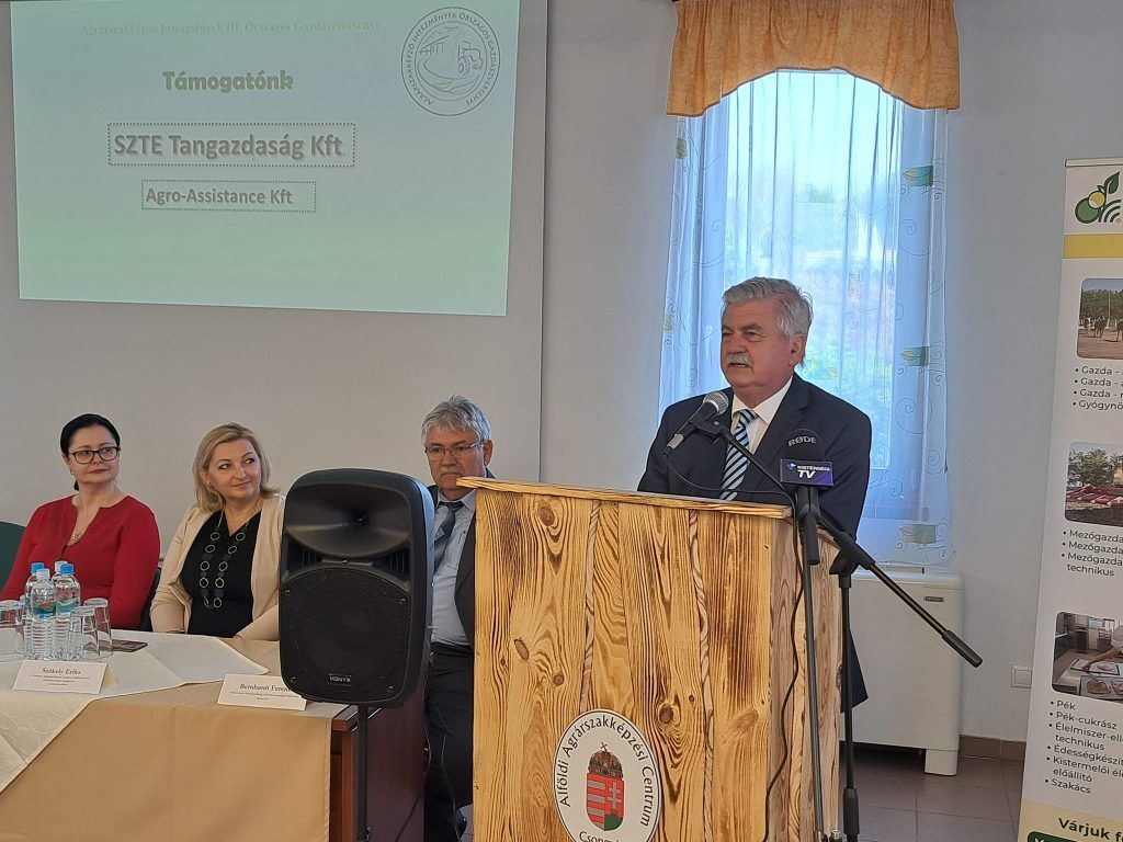 Farkas Sándor az Agrárszakképző Intézmények III. Országos Gazdászversenye előtt elmondta, miért szükséges az, hogy a mostani tanulók minél felkészültebbek legyenek - Fotó: FB