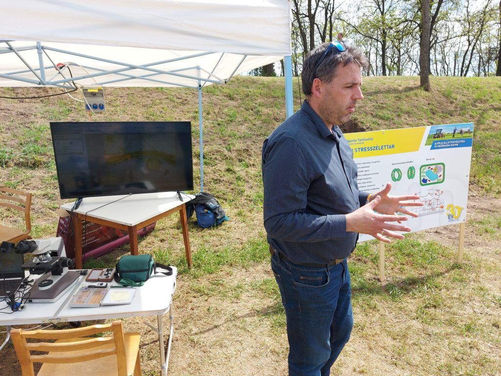 Dr. Parádi István, az ExperiPlant Kft. ügyvezető igazgatója beszélt a növények stresszélettanáról az érdeklődőknek a Hód-Mezőgazda Tanösvény ötödik állomásán - Fotó: Magro.hu, CSZS, Hódmezővásárhely