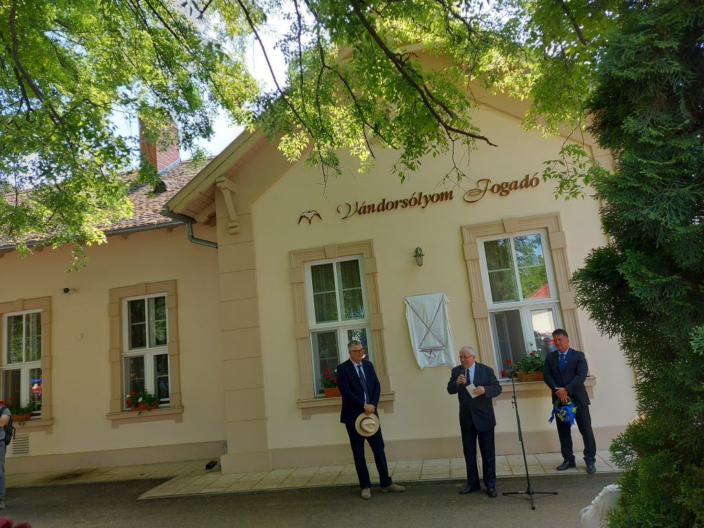 A a Hód-Mezőgazda Zrt. részéről balról jobbra Harsányi Zsolt tulajdonos, Fekete Balázs állattenyésztési és kiállítási igazgató és Antal Gábor vezérigazgató beszélt az Egyed Béla emlékét megörökítő márványtábla leleplezése előtt - Fotó: Magro.hu, CSZS, Hódmezővásárhely