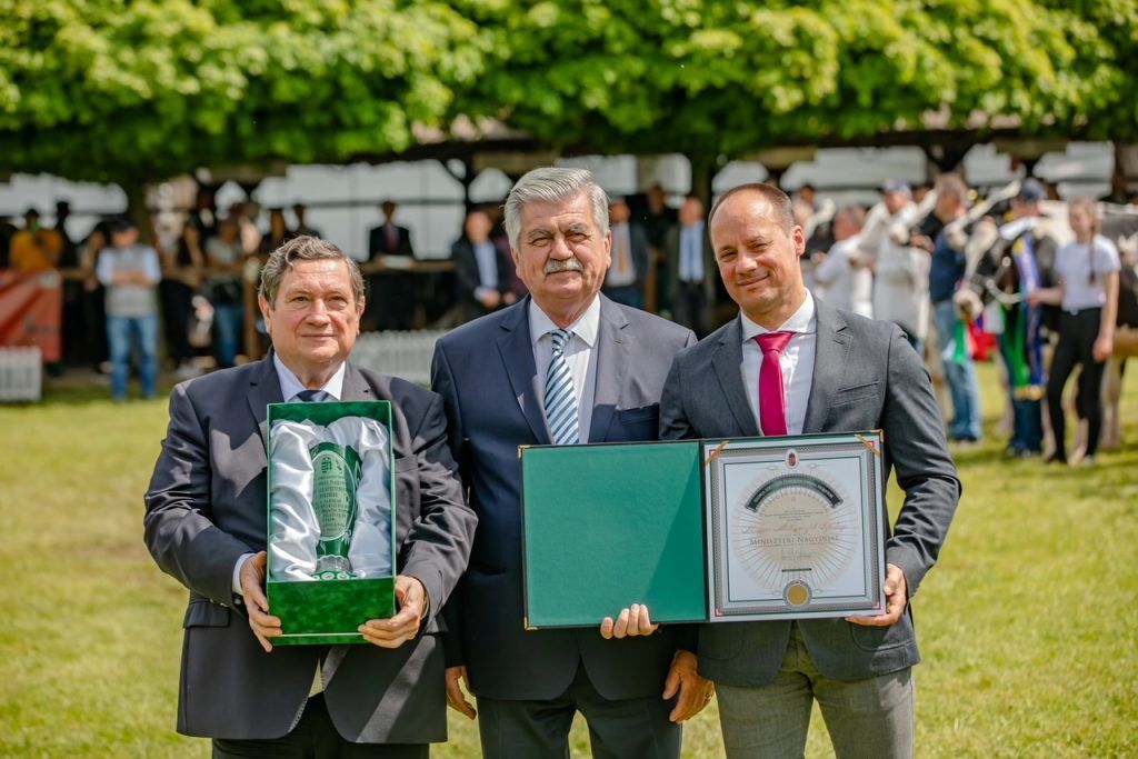 Balról Zászlós Tibor, a MÁSZ elnöke, Farkas Sándor miniszterhelyettes és dr. Wagenhoffer Zsombor, a MÁSZ ügyvezető igazgatója