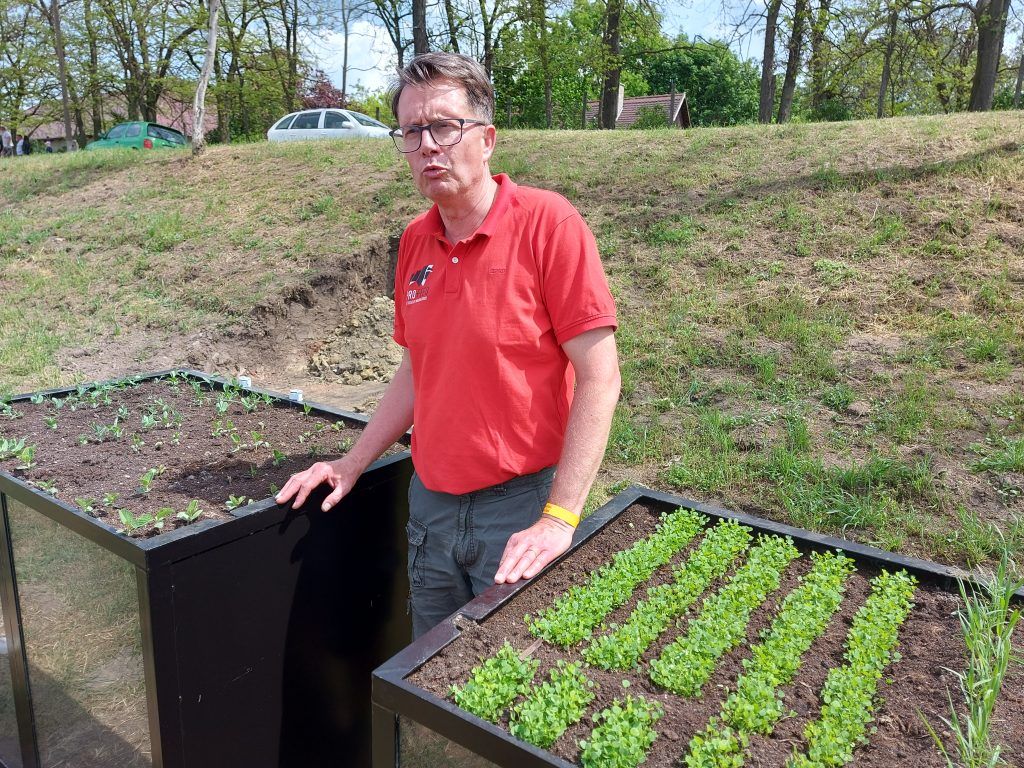 Szabó István, a Pro-Feed Kft. üzletág-fejlesztési igazgatója a növényegészség témájáról beszél a Hód-Mezőgazda Tanösvény hatodik állomásán - Fotó: Magro.hu, CSZS, Hódmezővásárhely