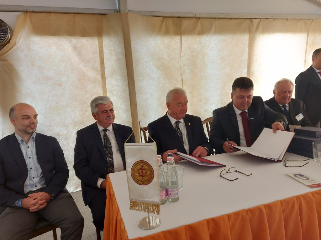 A konferencián aláírt együttműködési megállapodás értelmében az állatorvos hallgatók gyakorlaton vehetnek részt a társaságnál, illetve az egyetem a tudása átadásával segíti a cég még eredményesebb termelését - Fotó: Magro.hu, CSZS, Hódmezővásárhely