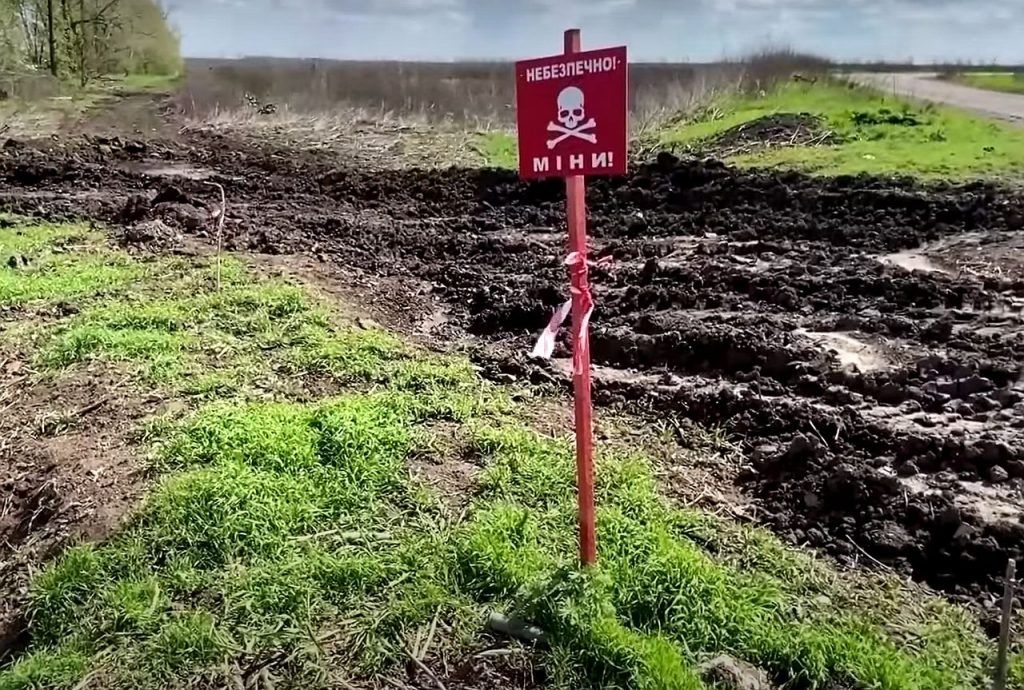 A traktor autonóm üzemmódban, kezelő nélkül dolgozik. Ez kizárja a kezelő halálának vagy a sérülésének lehetőségét. Ezenkívül a berendezés olyan védőfelszereléssel van felszerelve, amely az aknavontató elvének megfelelően működik