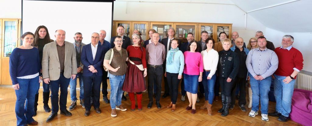 Számegyezéssel indult el a Magyarországi Precíziós Állattartásért Egyesület működése, a képen az alapító tagok jelentős része - Fotó: MPÁE