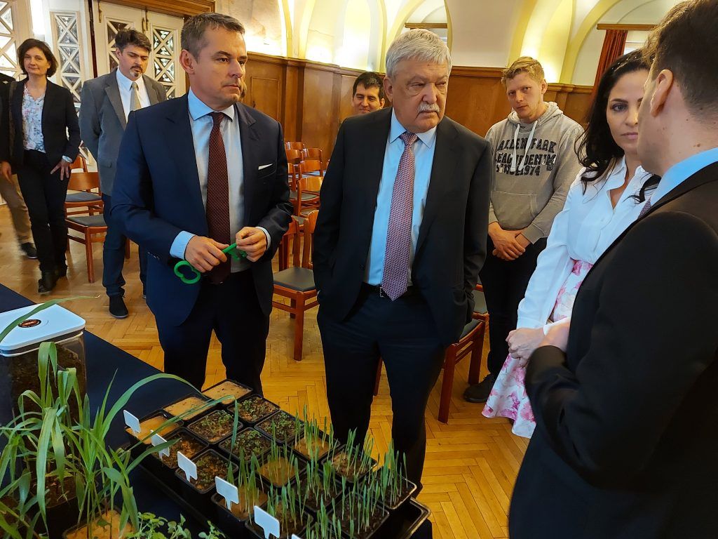A MATE rektora, dr. Gyuricza Csaba (balra) egy nagyinterjúban az elbocsátások témája mellett azt is részletezte, hogy nem az Erasmus-ügy, sokkal inkább az uniós pénzek elmaradása jelenti a legnagyobb kihívást - Fotó: Magro.hu, CSZS, Gödöllő