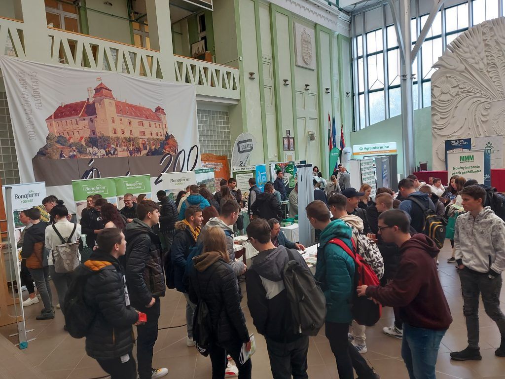 Több száz fiatal és közel negyven kiállító részvételével rendezték a „Digitális Agrártájoló – Fenntarthatóság az élelmiszerláncban” című szakmai kiállítást és konferenciát a Széchenyi István Egyetem Albert Kázmér Mosonmagyaróvári Karán - Fotó: Magro.hu, CSZS, Mosonmagyaróvár
