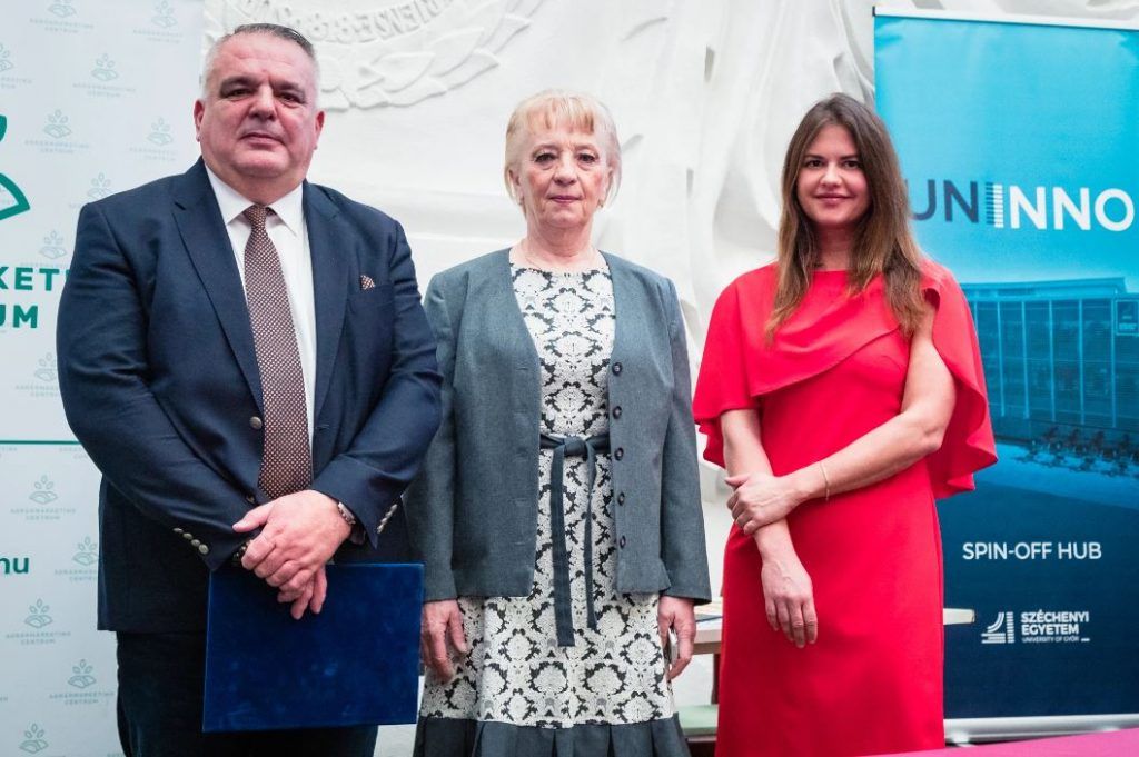 Dr. Drucskó Zoltán, az IKR Agrár Kft. ügyvezető kabinetének titkára, dr. Szalka Éva, a Széchenyi István Egyetem Albert Kázmér Mosonmagyaróvári Karának dékánja és dr. Vona Viktória, az egyetem precíziós mezőgazdasági szakmérnök képzésének vezetője - Fotó: Májer Csaba József