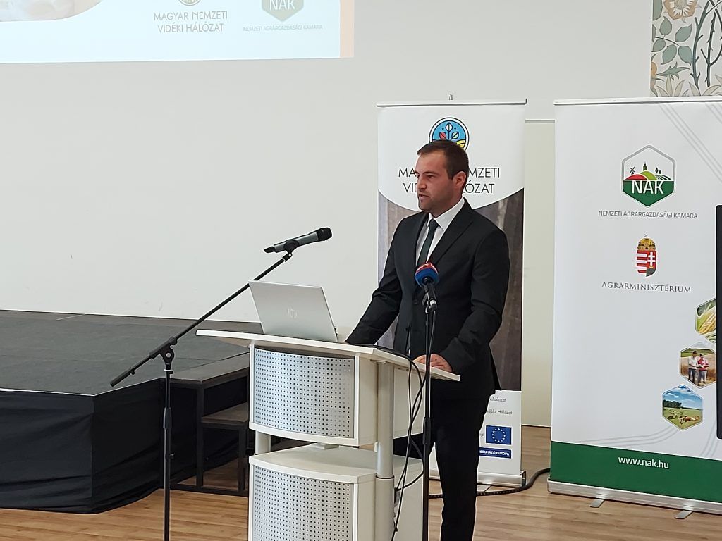 A Győr-Moson-Sopron vármegyei Egyházasfaluról érkező Derdák Gábor, a Nemzeti Agrárkamara Kistermelői, együttműködési és helyi kezdeményezések osztályának osztályvezetője elmondta, hogy a helyi élelmiszerellátók munkájának támogatására az Agrárkamara 2022-ben Helyi termék kézikönyvben foglalta össze a tudnivalókat és jogszabályváltozásokat - Fotó: Magro.hu, CSZS, Budatétény