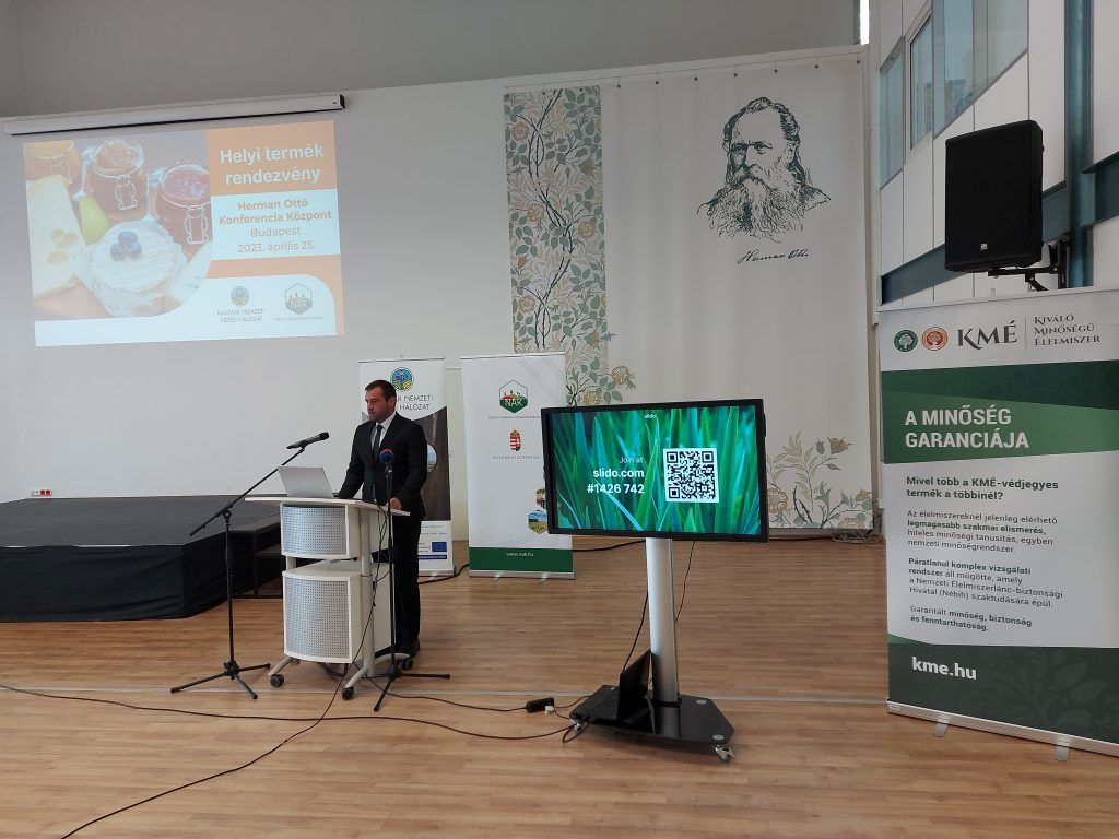 A Győr-Moson-Sopron vármegyei Egyházasfaluról érkező Derdák Gábor, a Nemzeti Agrárkamara Kistermelői, együttműködési és helyi kezdeményezések osztályának osztályvezetője köszöntőjében kiemelte, hogy a rövid ellátási láncok (REL) népszerűsítése környezetterhelési és egészségügyi szempontok miatt rendkívül fontos - Fotó: Magro.hu, CSZS, Budatétény