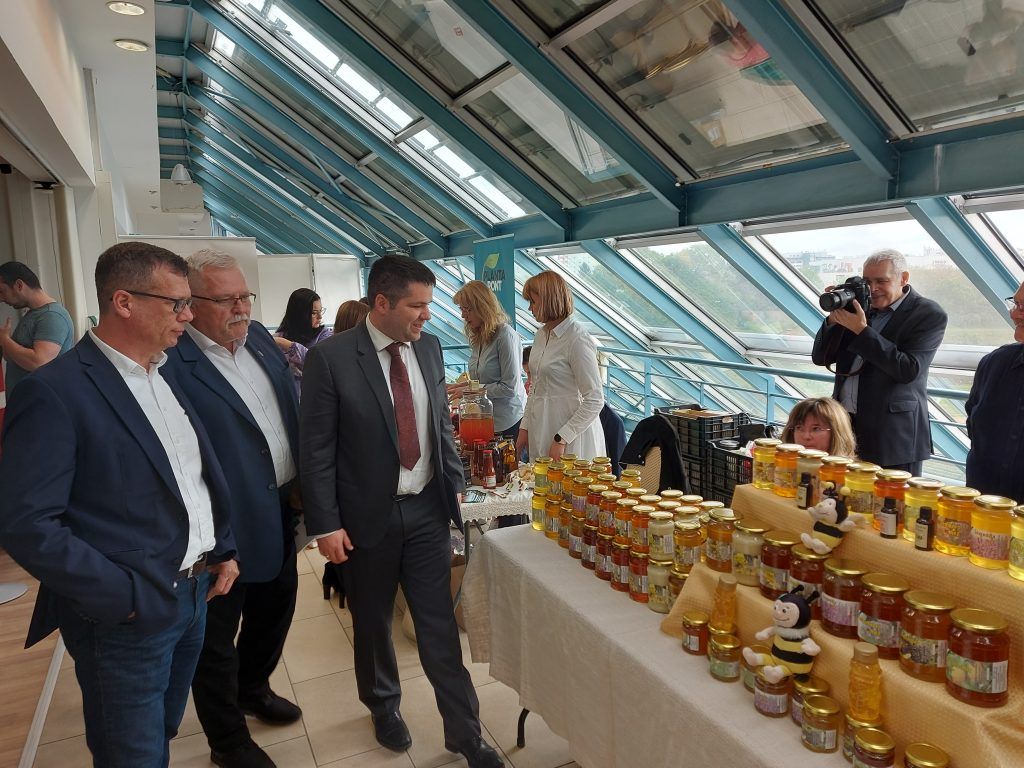 Dr. Nobilis Márton, az Agrárminisztérium élelmiszeriparért és kereskedelempolitikáért felelős államtitkára találkozik az Elekes Méhészet tulajdonosaival a „Helyi termék” rendezvénysorozat budapesti nyitóeseményén - Fotó: Magro.hu, CSZS, Budatétény