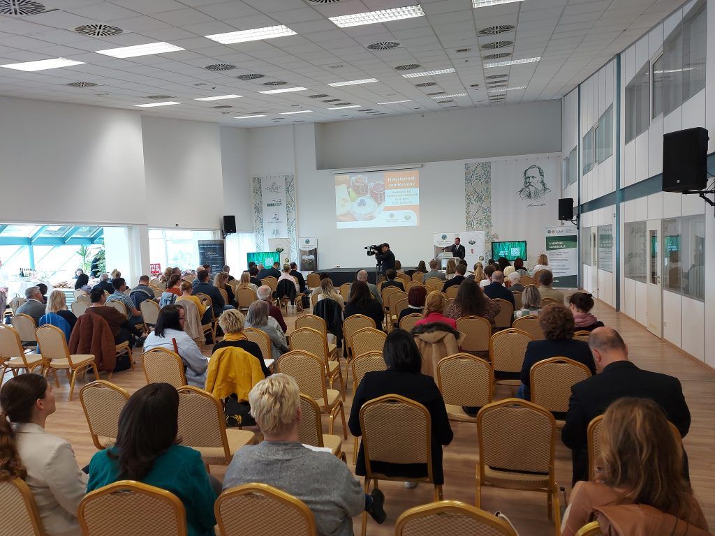 A Nemzeti Agrárgazdasági Kamara a Magyar Nemzeti Vidéki Hálózattal közösen, az Agrárminisztérium, a Nemzeti Élelmiszerlánc-biztonsági Hivatal és a Kislépték Egyesület közreműködésével rendezte meg a „Helyi termék” rendezvénysorozat nyitórendezvényét. A szakemberek, a gazdálkodók és az érdeklődők 2023. április 25-én, Budapesten, a Herman Ottó Konferencia Központban találkoztak - Fotó: Magro.hu, CSZS, Budatétény