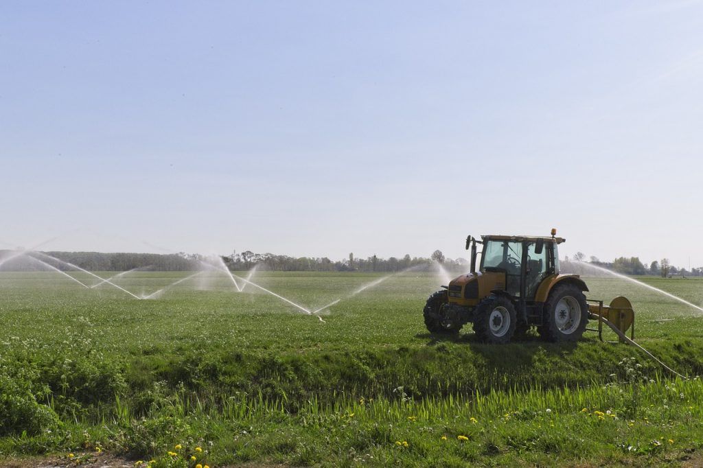 Az integrált gazdálkodási rendszer nemzetközi neve az IPM – azaz Integrated Pest Management – optimális vegyszerhasználatot jelent. Akkor permetez, amikor szükséges, és annyi szerrel, amennyivel kell, és olyan hatóanyaggal, ami optimális az adott károsító ellen, de más szervezeteket megkímél