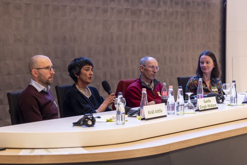 Ökológiai Gazdálkodás – Ágazati Konferencia Kecskeméten. A „Helyi, szezonális és öko étkezés – megvalósítható-e a gyakorlatban?” kerekasztal beszélgetésen Geetie Singh-Watson, Matthew Hayes, a Zsámboki Biokert és az első hazai kosárközösség létrehozója, valamint Králl Attila biológus, ökológus, az Agri Kulti szakértője osztotta meg a gondolatait a témáról