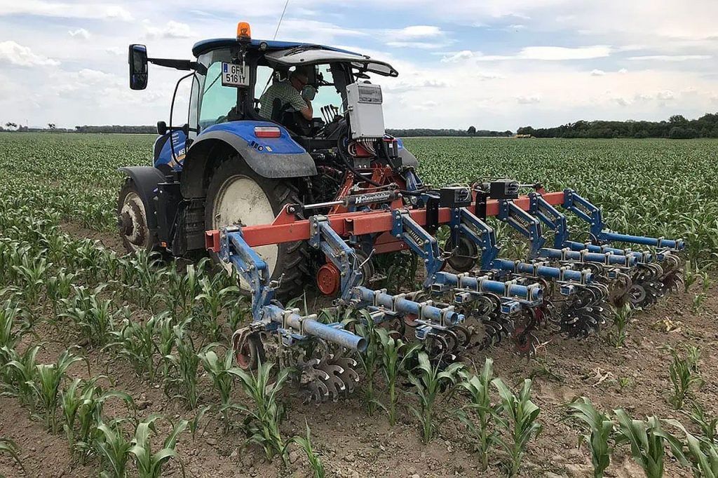 A Farm-ING új, ShiftING 2 nevű oldalmozgató keretét arra fejlesztették ki, hogy a meglévő, legfeljebb 6 soros kapálógépeket automatikus sorvezetésre fejlessze